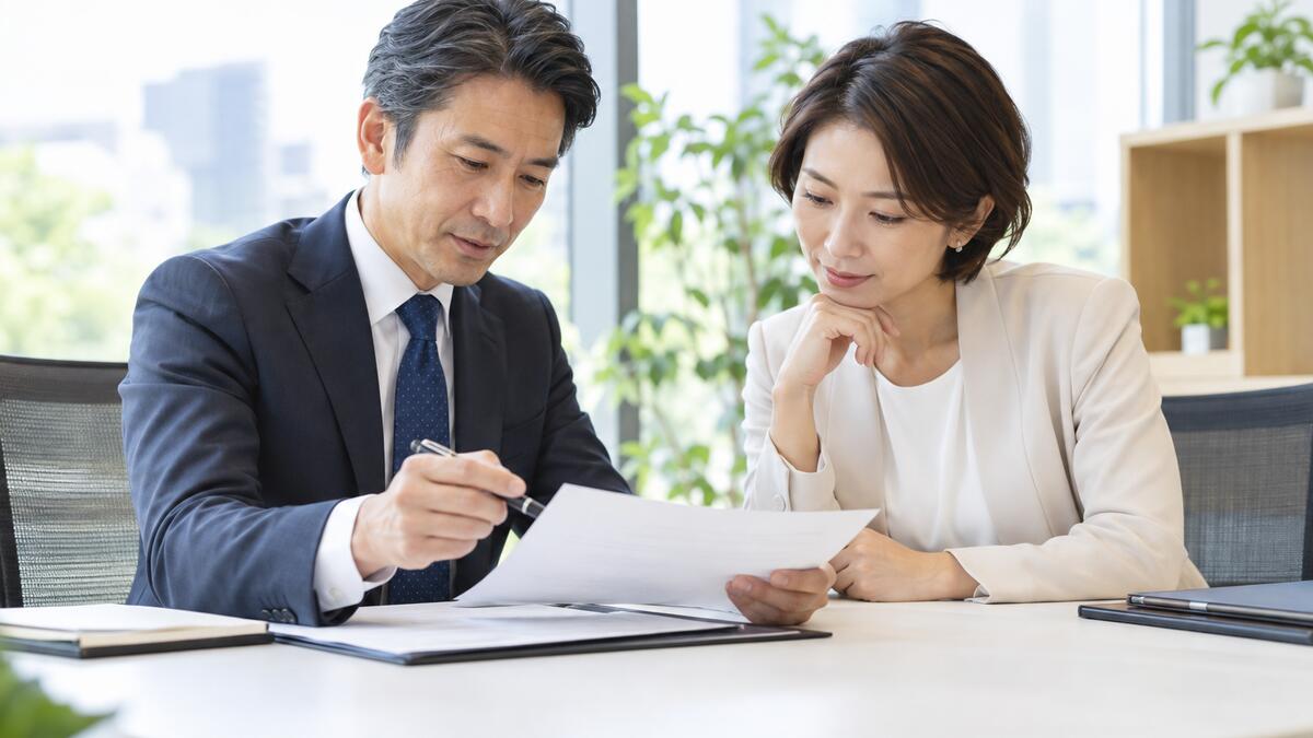 株式譲渡承認請求書を確認する経営者と専門家